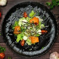 Салат с лососем и сливочным сыром в Luna lounge