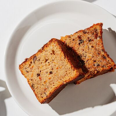 Кекс морковный с грецким орехом в Baggins Coffee по цене 155 ₽