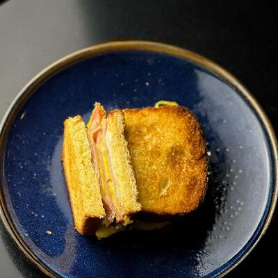 Сэндвич с колбасой Мортаделла в Нобель по цене 360 ₽