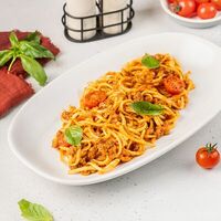 Лингвини с домашним болоньезе в томатном соусе с базиликом и печёными томатами в АндерСон