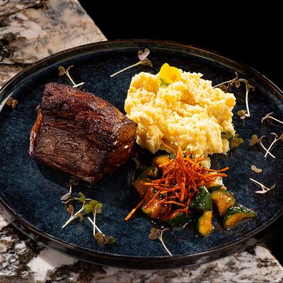 Стейк филе-миньон из мраморной говядины с копчёным картофелем в Hookah Place по цене 1800 ₽