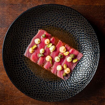 Карпаччо из тунца в азиатском стиле с васаби-соусом в Гости Рестопаб по цене 23 р.