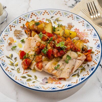 Куриная грудка с беби картофелем и томатной сальсойв Завтрачная по цене 495 ₽