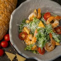 Цезарь с креветками в Zagarro