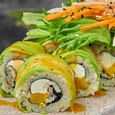 Внутри угорь и манго, сверху авокадо в 96 азиаток по цене 750 ₽