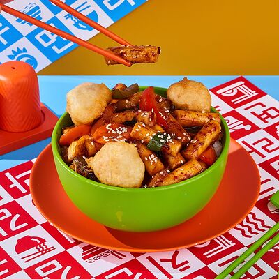 Токпокки с куриным филе и овощами в остро-сладком соусе в Korean Chick по цене 577