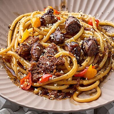 Лапша с томленым стейком и куриными сердечками, жаренными над углями в KITCHEN по цене 830 ₽