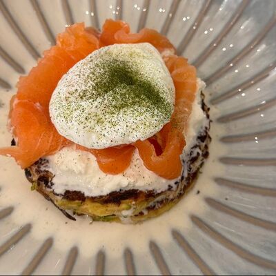 Оладьи из цукини с лососем и яйцом пашот в Городское кафе N31 по цене 781 ₽