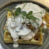 Сырные вафли с куриным филе и яйцом пашот в Кафе Миндаль по цене 495