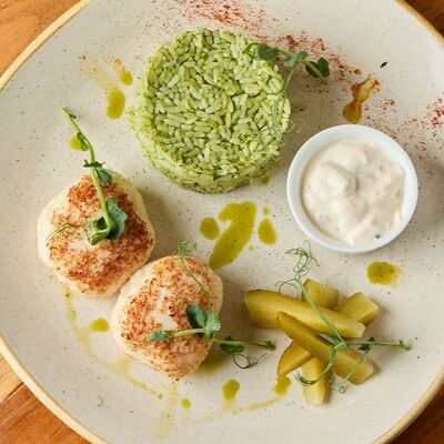 Котлеты рыбные с рисом и соусом Тартар в Винегрет по цене 860 ₽