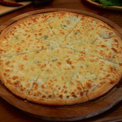 Пицца Четыре сыра в The Кухня по цене 900 ₽