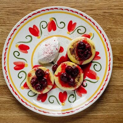 Любимые сырники с компоте из вишни и сметанным кремом в Lucky Duck по цене 630 ₽