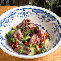 Салат из свежих овощей с говядиной и маринованным луком в Grecco