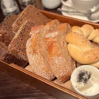 Хлебная корзина с копченым маслом в Le Grill