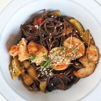 Гречневая лапша с креветками и овощами в MR. CUP