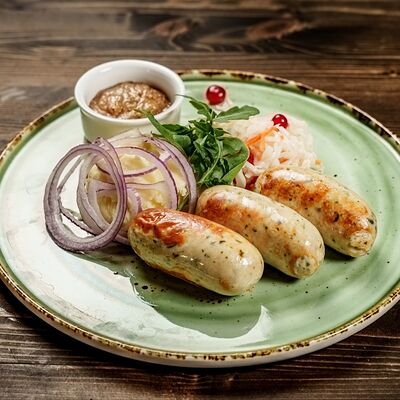 Колбаски мюнхенские 3 штуки в Гастробар Феллини по цене 790 ₽