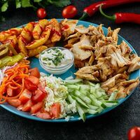 Шаурма на тарелке с курицей в Кебаб Шаверма