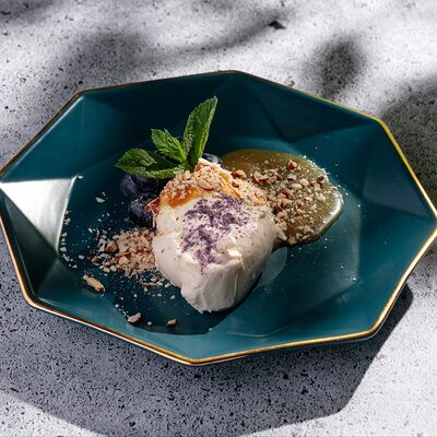 Мусс из пармезана с голубикой в Rose Mary по цене 780 ₽