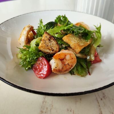 Зеленый салат с креветками в Рюмочная Prolive по цене 550 ₽