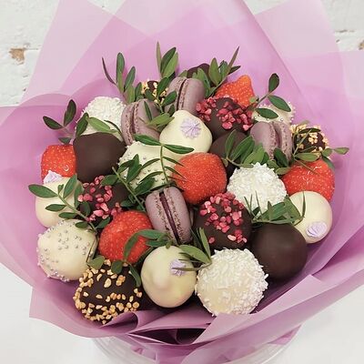 Букет из клубники в шоколаде с макарунами в Buketonline - Съедобные букеты и клубника в шоколаде по цене 5060 ₽