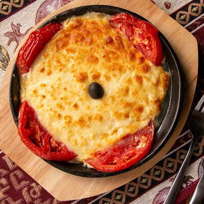 Сулугуни, запеченный с помидорами в Keto & Kote Грузинская кухня по цене 563 ₽