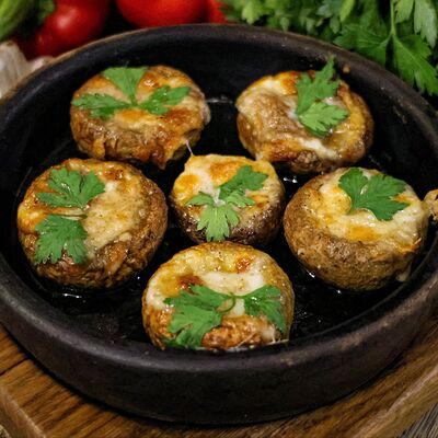 Шампиньоны, запеченные с сыром в Мзиани по цене 480 ₽