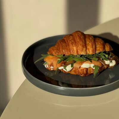 Круассан с лососем в Zanoza Kруассантерия по цене 820 ₽