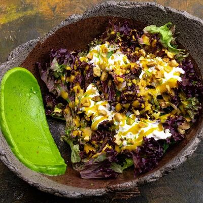 Микс-салат, крем из авокадо, страчателла, пападам в Галки по цене 840 ₽