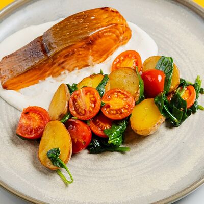 Лосось гриль с молодым картофелем и шпинатом в Лебовски Пицца и Боулинг по цене 1045 ₽