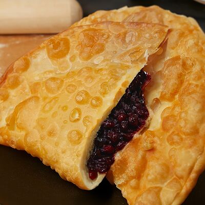 Чебурек Спелая Вишня в Чебуречная Дайте два, пожалуйста по цене 245 ₽