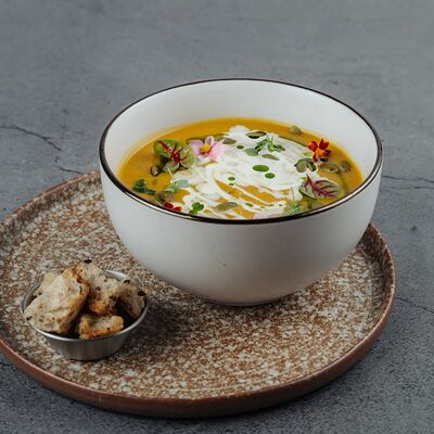 Тыквенный крем-суп с креветкамив В угли по цене 580 ₽