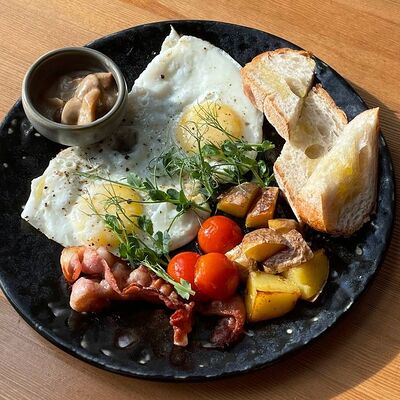 Завтрак с яичницей в Хюгге Сырный ресторан по цене 590 ₽