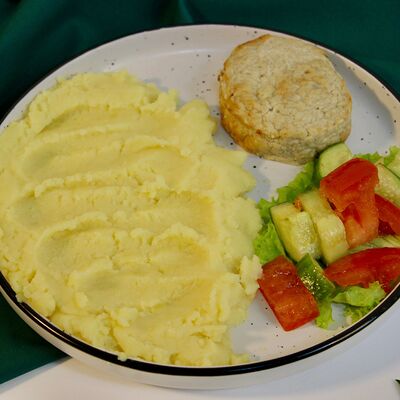 Пюре с котлетой и овощным салатом в Сахар по цене 380 ₽