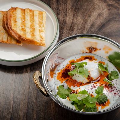 Яйца пашот, соус дзадзыки, острое масло в Съели Сумели по цене 470 ₽