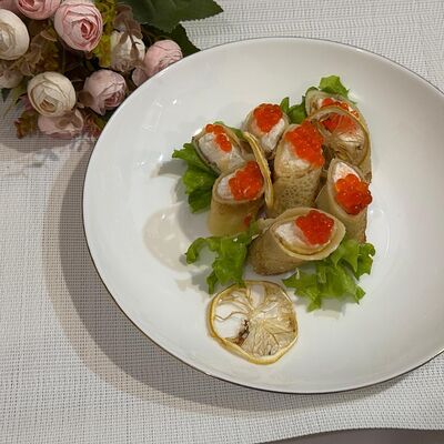 Блинчики с красной игрой и крем-чизом в Гостиный дворик по цене 880 ₽