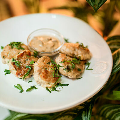 Куриные оладьи с грибным соусом в Сыроварня по цене 710