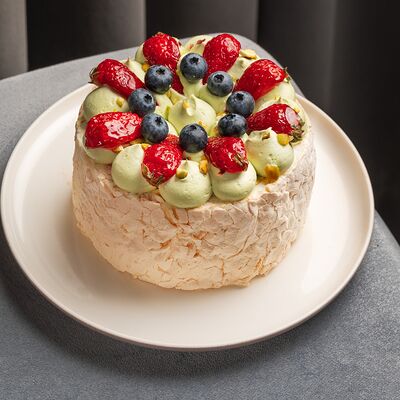 Меренговый бенто-торт с фисташкой и малиной в Кондитерская пекарня Варвара и Jerome по цене 1188 ₽