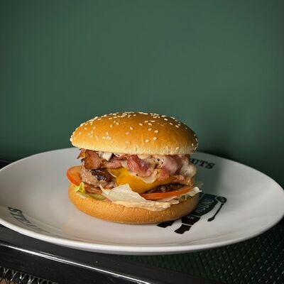 Бургер грибной с говядиной в Охота мясо по цене 589 ₽