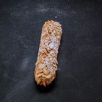 Эклер миндальный в French bakery