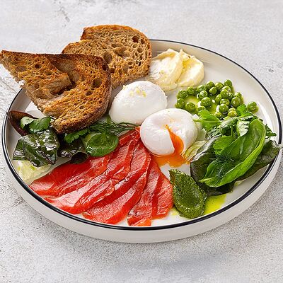Камчатский завтрак с яйцами пашот и слабосоленым лососем в Шоколадница по цене 750 ₽