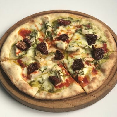 Пицца с курицей и двумя видами песто в Jesstaurant по цене 790 ₽