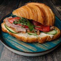 Круассан с говядиной и запеченным перцем в Вкус кафе