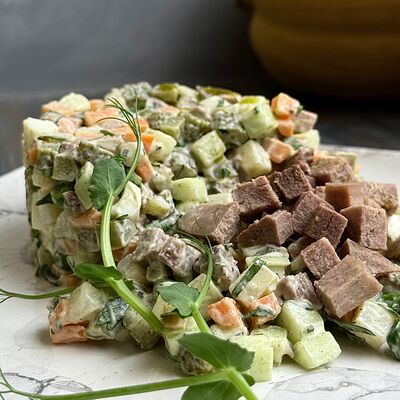 Салат Оливье с языком говяжьим в Парус по цене 750 ₽