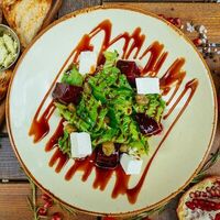 Салат с печеной свеклой, овечьим сыром и мятным хумусом в Дади