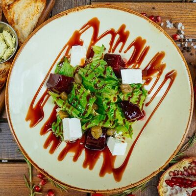 Салат с печеной свеклой, овечьим сыром и мятным хумусом в Дади по цене 540 ₽