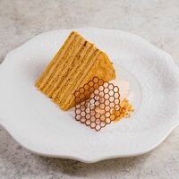 Медовик с кремом из соленой карамели в Tutta La Vita