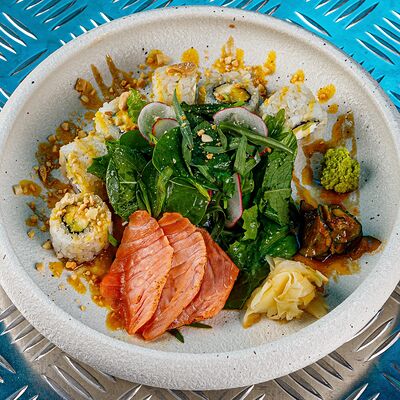 Татаки-ролл с лососем в Skybar по цене 890 ₽