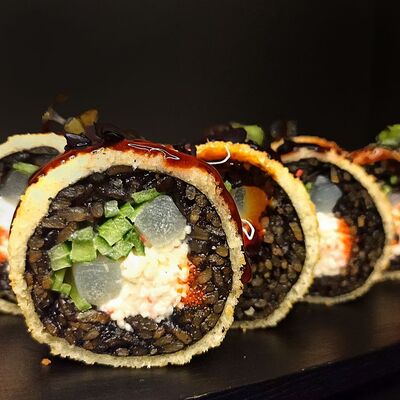 Блэк темпура с кальмаром в More sushi по цене 789 ₽