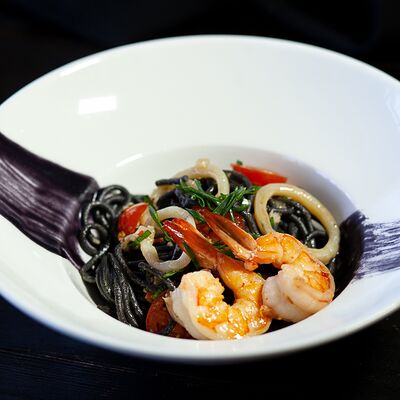 Черная паста с креветками и кальмарами в Рандеву по цене 740 ₽