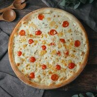 Пицца кватро формаджи в Amato